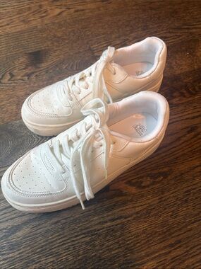 wild fable White Low-Top Athletic Sneakers size 7
